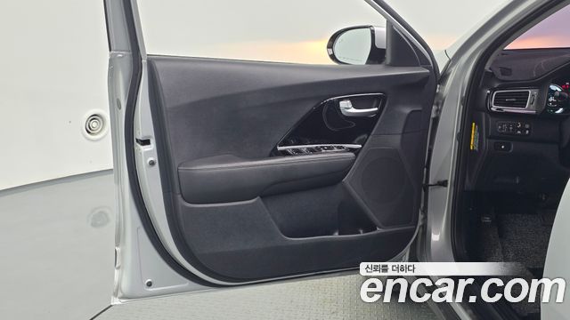 Kia Niro Prestige 2018 — фото 24