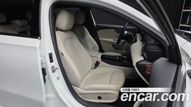 Mercedes-Benz A-Class (W177) A220 Hatchback 2024 — фото 11