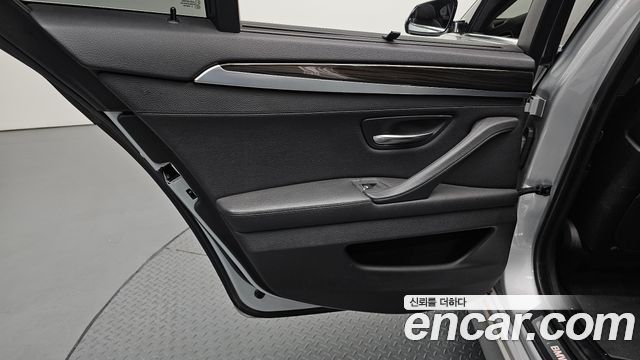 BMW 5 Series (F10) 528i Luxury Plus 2016 — фото 25