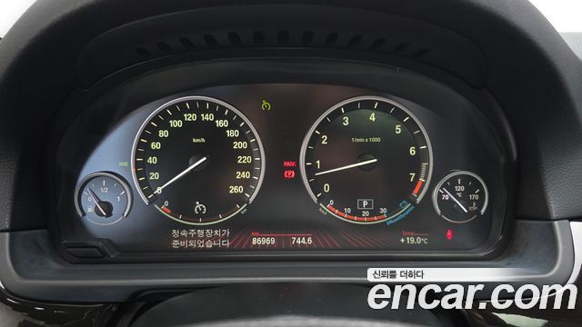 BMW 5 Series (F10) 528i 2011 — фото 8