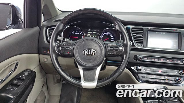 Kia Carnival 7-seater Limousine President 2016 — фото 13