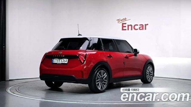 MINI Cooper C (IV) 5Door Classic 2025 — фото 2