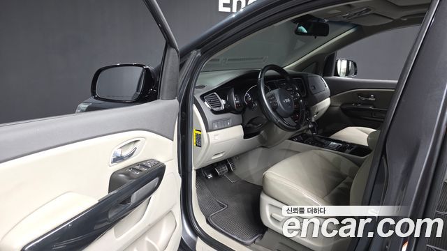 Kia Carnival 9-seater Prestige 2015 — фото 10