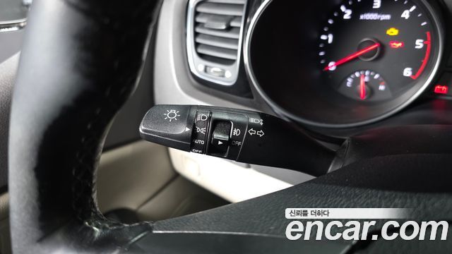 Kia Carnival 9-seater Prestige 2015 — фото 16
