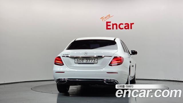 Mercedes-Benz E-Class (W213) E220d Avantgarde 2017 — фото 4