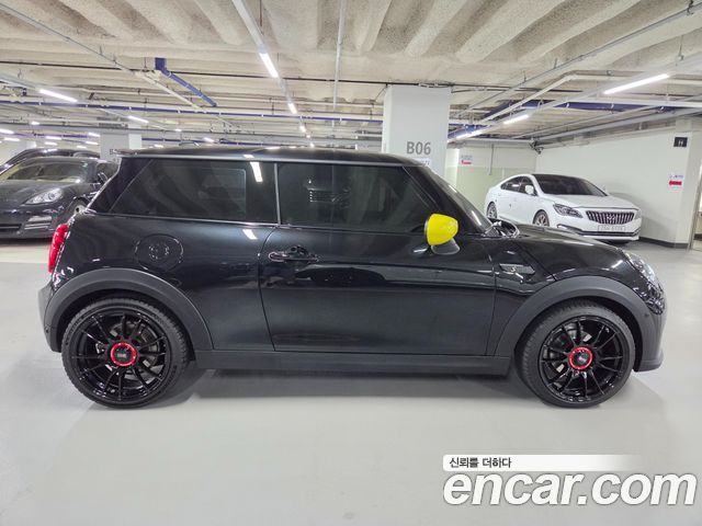 MINI Cooper Electric SE Electric 3rd 2023 — фото 4