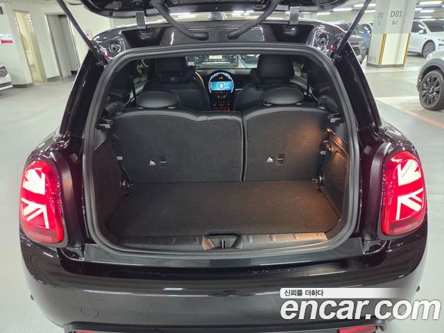MINI Cooper Electric SE Electric 3rd 2023 — фото 5