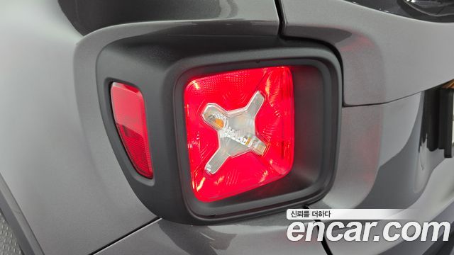 Jeep Renegade 2.4 Longitude High 2018 — фото 23