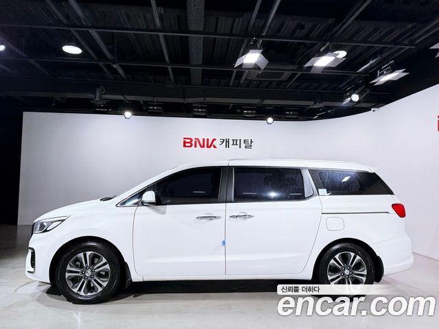 Kia Carnival 9-Seater Luxury 2019 — фото 3