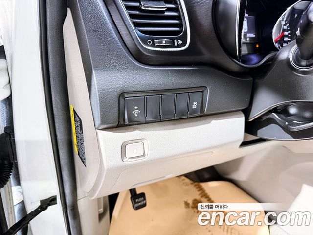 Kia Carnival 9-Seater Luxury 2019 — фото 9