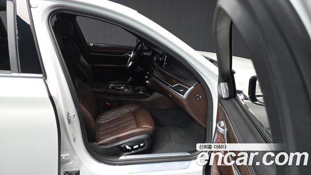 BMW 7 Series (G11) 745e iPerformance Design Pure Excellence 2022 — фото 11