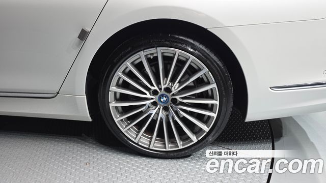 BMW 7 Series (G11) 745e iPerformance Design Pure Excellence 2022 — фото 21