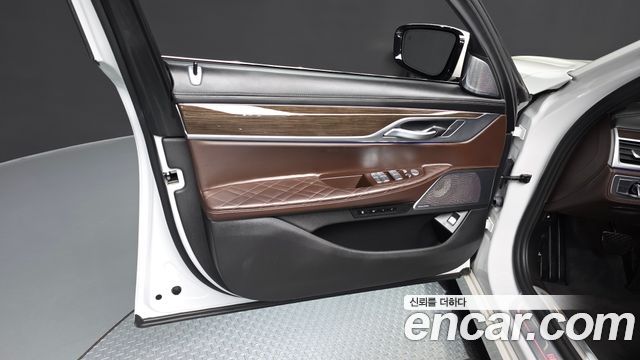 BMW 7 Series (G11) 745e iPerformance Design Pure Excellence 2022 — фото 24