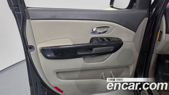 Kia Carnival 9-seater Prestige 2015 — фото 24