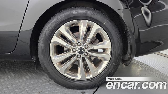 Kia Carnival 9-seater Noblesse 2015 — фото 5