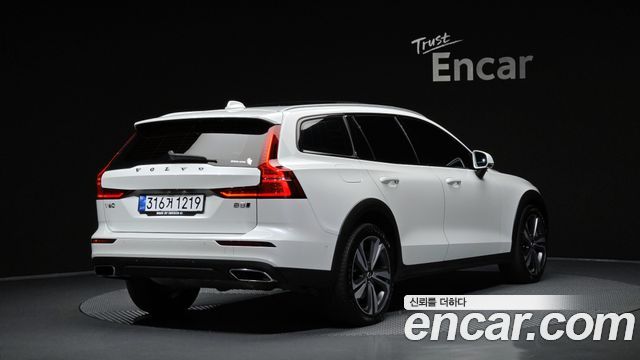 Volvo V60 Cross Country (II) B5 AWD 2021 — фото 2