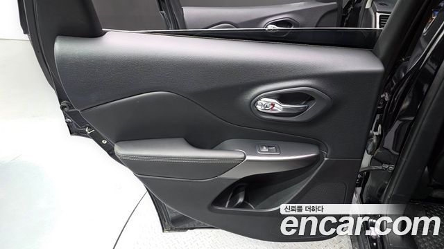 Jeep Cherokee (KL) 2.4 Limited AWD 2021 — фото 25
