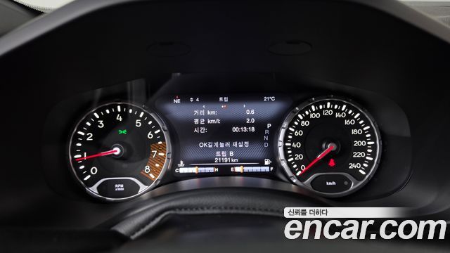 Jeep Renegade 1.3 Limited 2022 — фото 8