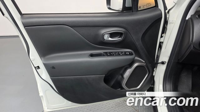 Jeep Renegade 1.3 Limited 2022 — фото 30