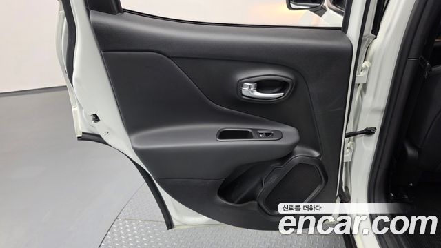 Jeep Renegade 1.3 Limited 2022 — фото 31