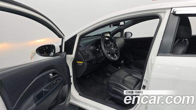 Kia Pride 1.6 GDI Sedan Luxury 2013 — фото 10