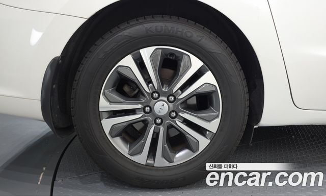 Kia Carnival 9-Seater Luxury 2019 — фото 5
