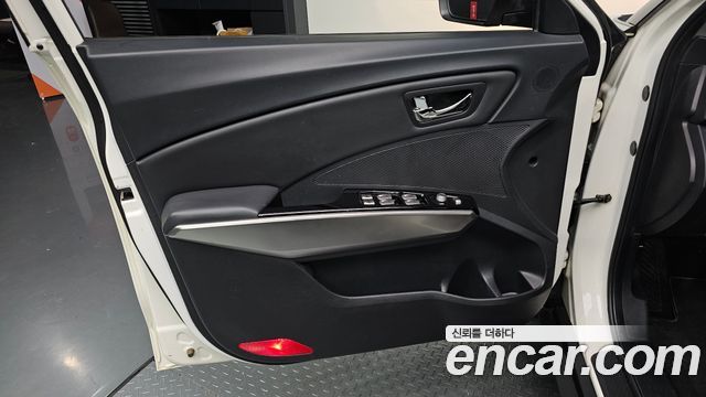 KG Mobility (SsangYong) Tivoli LX 2WD DLX 2015 — фото 24