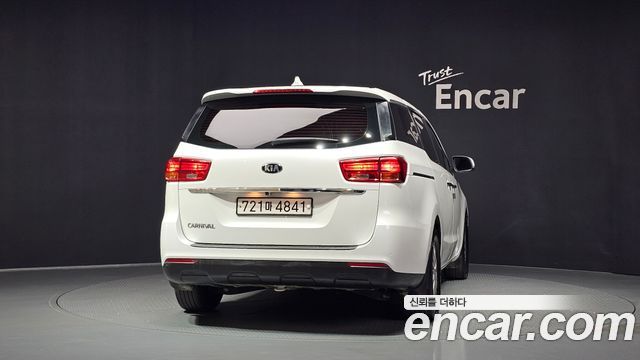 Kia Carnival 11-Seater Deluxe 2020 — фото 4