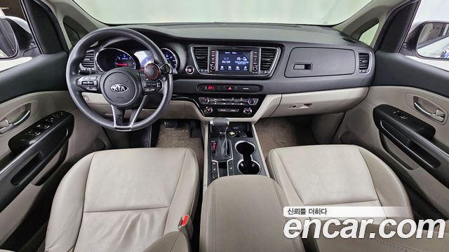 Kia Carnival 11-Seater Deluxe 2020 — фото 7