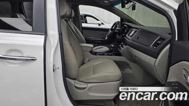 Kia Carnival 11-Seater Deluxe 2020 — фото 11