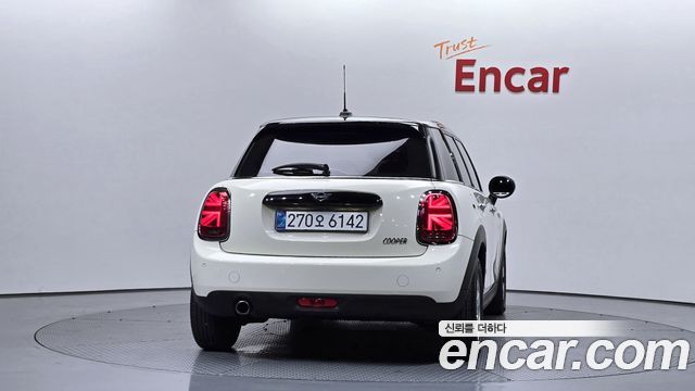 MINI Cooper 5Door Standard 3rd 2020 — фото 4