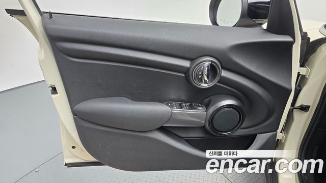 MINI Cooper 5Door Standard 3rd 2020 — фото 24