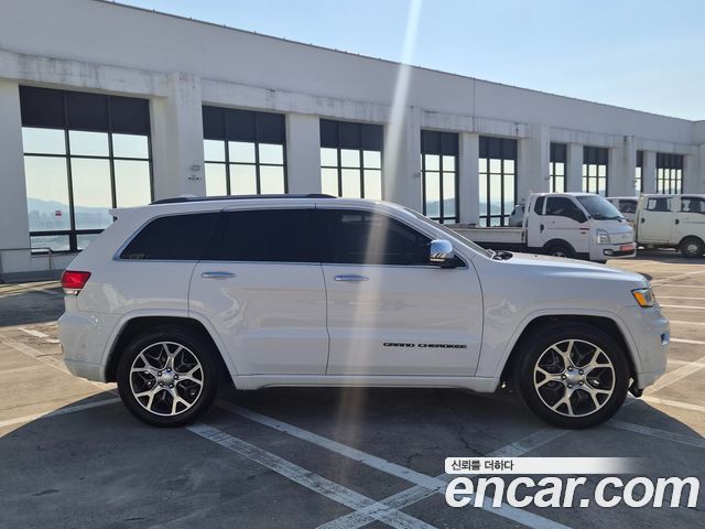 Jeep Grand Cherokee 3.6 Overland WK2 2020 — фото 17