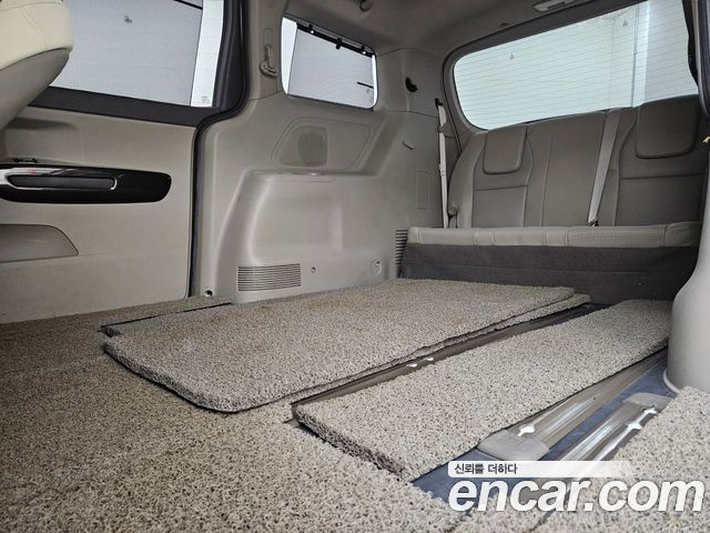 Kia Carnival 9-seater Prestige 2016 — фото 9
