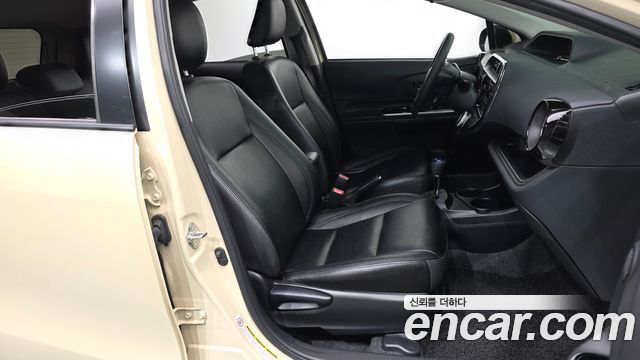 Toyota Prius C 1.5 2018 — фото 11