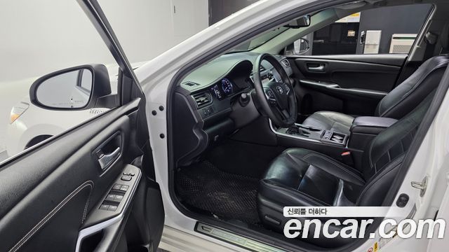 Toyota Camry Hybrid XLE 2017 — фото 10