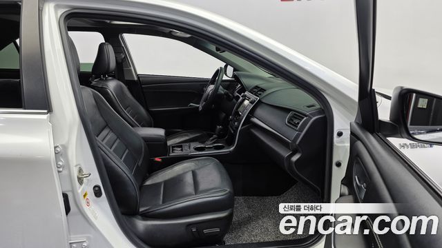 Toyota Camry Hybrid XLE 2017 — фото 16