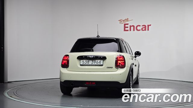 MINI Cooper 5Door Standard 3rd 2019 — фото 4