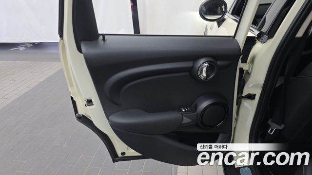 MINI Cooper 5Door Standard 3rd 2019 — фото 25