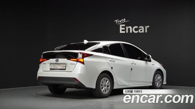 Toyota Prius (IV) 1.8 2021 — фото 2