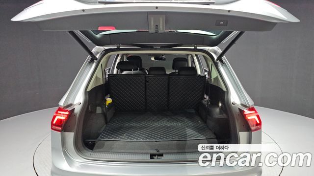 Volkswagen Tiguan Allspace 2.0 TSI Prestige 2022 — фото 20