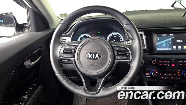Kia Niro Prestige 2017 — фото 14