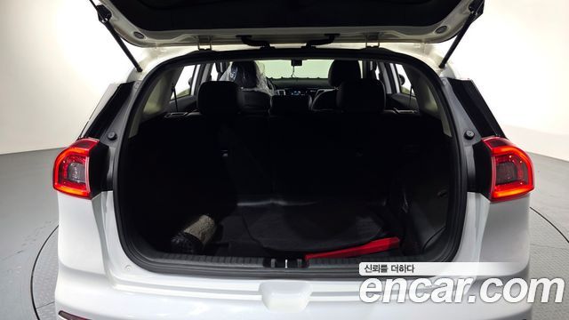Kia Niro Prestige 2017 — фото 19