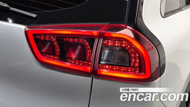 Kia Niro Prestige 2017 — фото 23