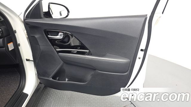 Kia Niro Prestige 2017 — фото 24