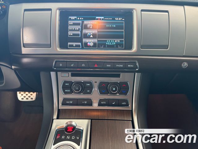 Jaguar XF 3.0SC Luxury X250 2015 — фото 9