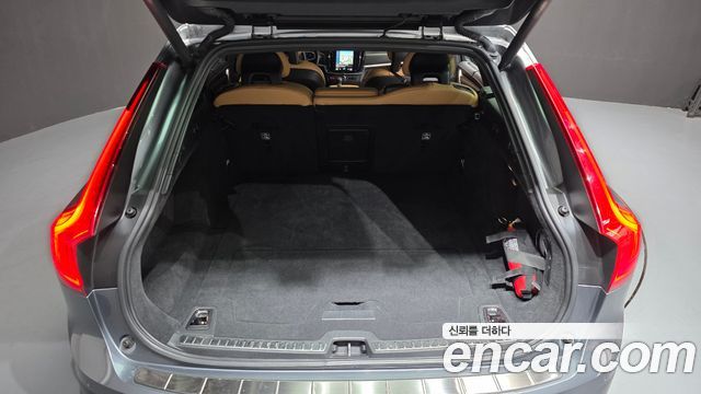 Volvo V90 Cross Country D5 PRO AWD 2018 — фото 20