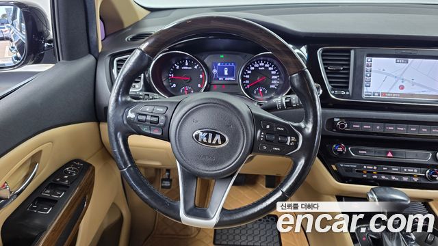 Kia Carnival 7-seater Hi-limousine VIP 2018 — фото 13