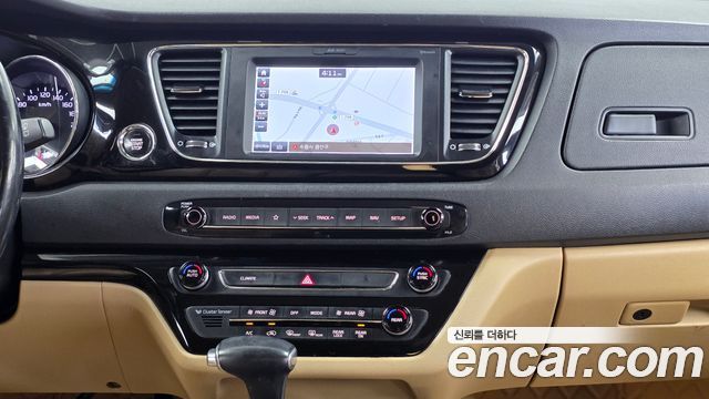 Kia Carnival 7-seater Hi-limousine VIP 2018 — фото 14