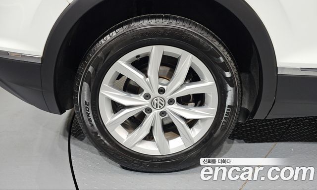 Volkswagen Tiguan (II) 2.0 TDI Premium 2020 — фото 5